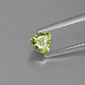 0.55カラットの天然グリーンデマントイドガーネット（4.7×4.6 mm・トリリアント）