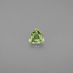 0.35カラットの天然グリーンデマントイドガーネット（4.5×4.4 mm・トリリアント）