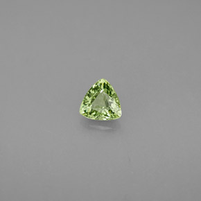 0.35カラットの天然グリーンデマントイドガーネット（4.5×4.4 mm・トリリアント）