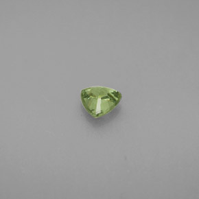 0.35カラットの天然グリーンデマントイドガーネット（4.5×4.4 mm・トリリアント）