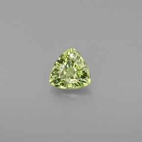 0.68カラットの天然グリーンデマントイドガーネット（5.5×5.4 mm・トリリアント）