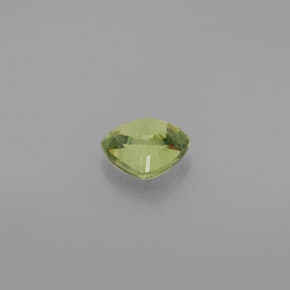 0.68カラットの天然グリーンデマントイドガーネット（5.5×5.4 mm・トリリアント）