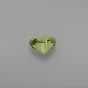 0.70カラットの天然グリーンデマントイドガーネット（5.6×5.5 mm・トリリアント）