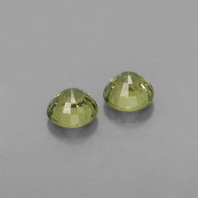 カラットの天然緑がかったゴールドデマントイドガーネット（4.28 mm・ラウンドカット）
