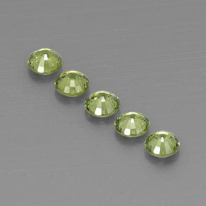 1.79カラットの天然Medium Green デマントイドガーネット（4.27 mm・ラウンドカット）