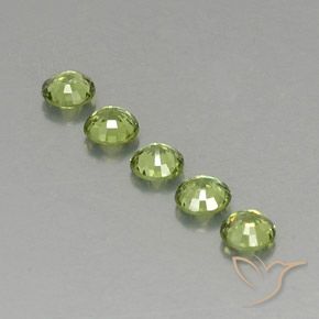 Shop natural 1.34ct 薄いフォレストグリーン デマントイドガーネット gems, ラウンド, from ナミビア at GemSelect. In stock, global shipping!