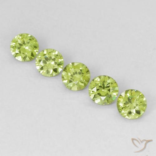 Shop natural 0.76ct 薄いライブリーグリーン デマントイドガーネット gems, ラウンド, from ナミビア at GemSelect. In stock, global shipping!