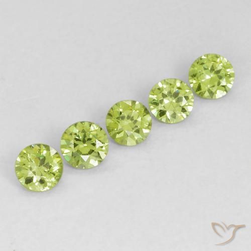 Shop natural 0.76ct 薄いライブリーグリーン デマントイドガーネット gems, ラウンド, from ナミビア at GemSelect. In stock, global shipping!