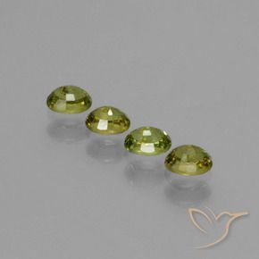 Shop natural 0.95ct 黄みがかったグリーン デマントイドガーネット gems, 楕円形, from ナミビア at GemSelect. In stock, global shipping!