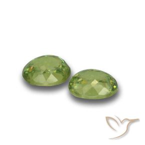 Shop natural 0.90ct ミディアムグリーン デマントイドガーネット gems, 楕円形, from ナミビア at GemSelect. In stock, global shipping!
