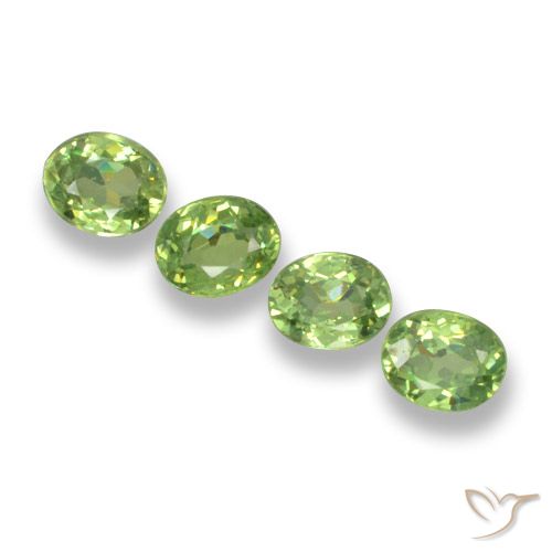 Shop natural 1.08ct ウォームグリーン デマントイドガーネット gems, 楕円形, from ナミビア at GemSelect. In stock, global shipping!