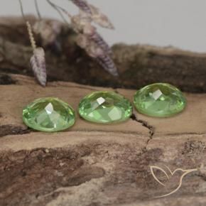 Shop natural 1.14ct フォレストグリーン デマントイドガーネット gems, 楕円形, from ナミビア at GemSelect. In stock, global shipping!