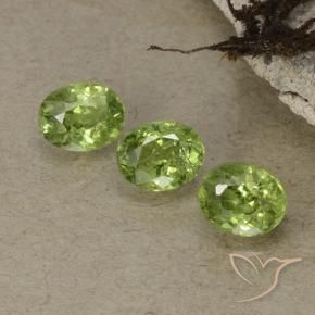 Shop natural 1.26ct 薄いフォレストグリーン デマントイドガーネット gems, 楕円形, from ナミビア at GemSelect. In stock, global shipping!