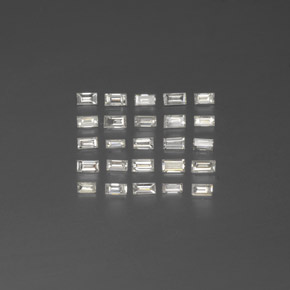 0.42カラットの天然ホワイトダイヤモンド（2.2×1.1 mm・バゲット）