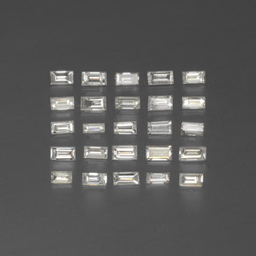 0.42カラットの天然ホワイトダイヤモンド（2.2×1.1 mm・バゲット）