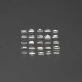 0.42カラットの天然ホワイトダイヤモンド（2.2×1.1 mm・バゲット）