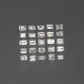 カラットの天然ホワイトダイヤモンド（1.9×1.3 mm・バゲット）