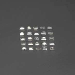 カラットの天然ホワイトダイヤモンド（1.9×1.3 mm・バゲット）