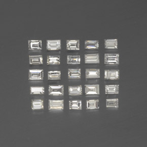 カラットの天然ホワイトダイヤモンド（2.1×1.5 mm・バゲット）