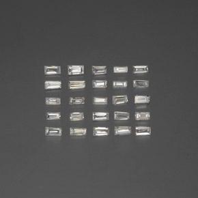 0.43カラットの天然ホワイトダイヤモンド（2.2×1.2 mm・ファンシーシェイプ）