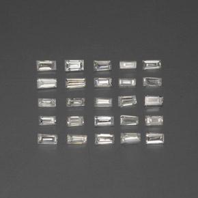 0.43カラットの天然ホワイトダイヤモンド（2.2×1.2 mm・ファンシーシェイプ）