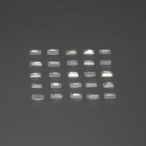 0.43カラットの天然ホワイトダイヤモンド（2.2×1.2 mm・ファンシーシェイプ）