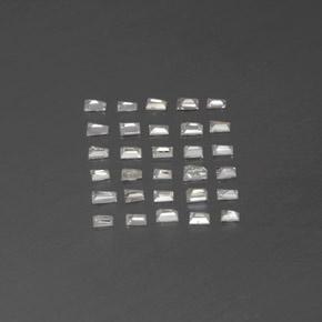 0.42カラットの天然ホワイトダイヤモンド（1.7×1.3 mm・ファンシーシェイプ）
