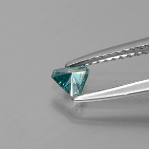 0.14カラットの天然緑がかった青ダイヤモンド（4.3×3.7 mm・トリリアント）