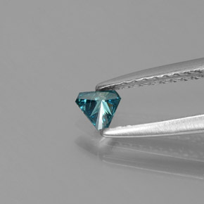 0.11カラットの天然緑がかった青ダイヤモンド（3.8×3.2 mm・トリリアント）