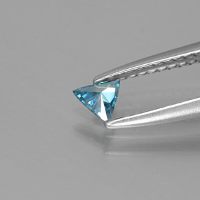 0.09カラットの天然ブルーダイヤモンド（4×3.7 mm・トリリアント）