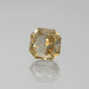 2.74カラットの天然シャンパンダイヤモンド（7.3×7.2 mm・エメラルドカット）