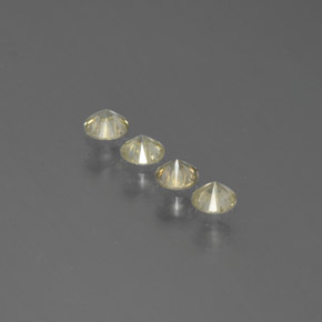 カラットの天然シャンパンダイヤモンド（2.60 mm・ラウンドカット）