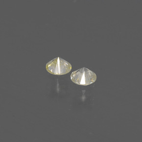 カラットの天然シャンパンダイヤモンド（2.68 mm・ラウンドカット）