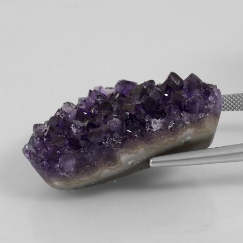 79.16カラットの天然ダークバイオレットドゥルージーアメジスト（36.6×24.6 mm・ファンシーシェイプ）