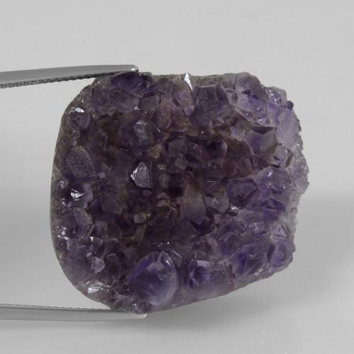 72.22カラットの天然ディープバイオレットドゥルージーアメジスト（35.5×31 mm・ファンシーシェイプ）