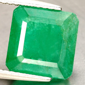 3.50カラットの天然グリーンエメラルド（9.2×9.2 mm・エメラルドカット）