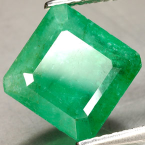 3.50カラットの天然グリーンエメラルド（9.2×9.2 mm・エメラルドカット）