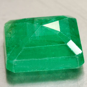 3.50カラットの天然グリーンエメラルド（9.2×9.2 mm・エメラルドカット）