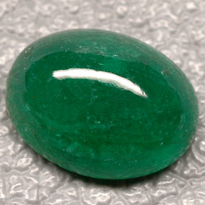 2.50カラットの天然グリーンエメラルド（10.2×8 mm・透明）