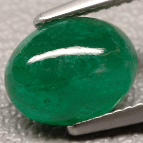 2.50カラットの天然グリーンエメラルド（10.2×8 mm・透明）