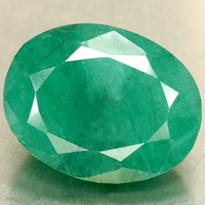 2.35カラットの天然グリーンエメラルド（9.3×7.2 mm・オーバルカット）