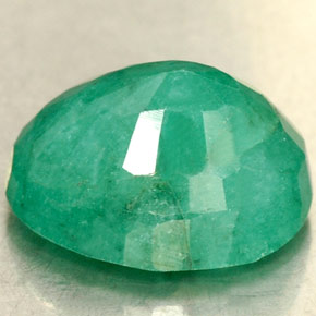 2.35カラットの天然グリーンエメラルド（9.3×7.2 mm・オーバルカット）