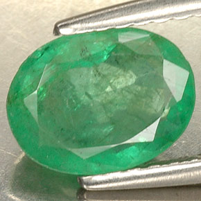 1.30カラットの天然グリーンエメラルド（8.1×6.2 mm・オーバルカット）