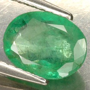 1.30カラットの天然グリーンエメラルド（8.1×6.2 mm・オーバルカット）