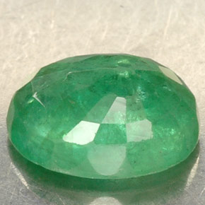 1.30カラットの天然グリーンエメラルド（8.1×6.2 mm・オーバルカット）