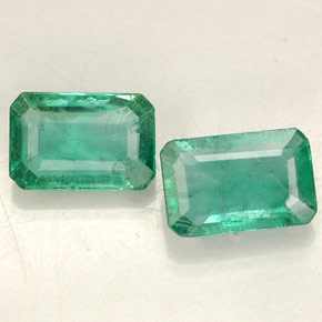 カラットの天然グリーンエメラルド（6×4 mm・エメラルドカット）