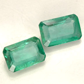 カラットの天然グリーンエメラルド（6×4 mm・エメラルドカット）