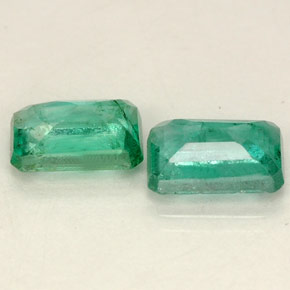 カラットの天然グリーンエメラルド（6×4 mm・エメラルドカット）