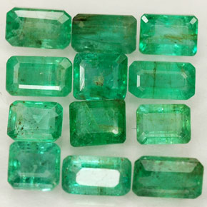 カラットの天然グリーンエメラルド（5.1×3.2 mm・エメラルドカット）