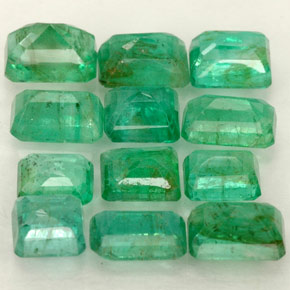 カラットの天然グリーンエメラルド（5.1×3.2 mm・エメラルドカット）